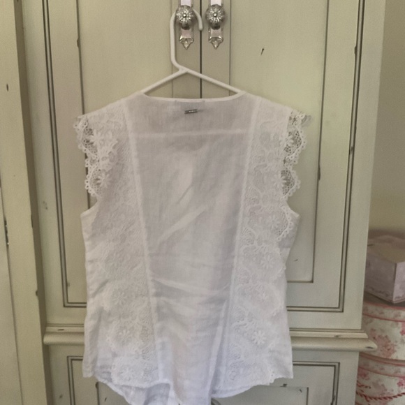 Sleeveless linen blouse and semi sheer floral blouse - Picture 4 of 9